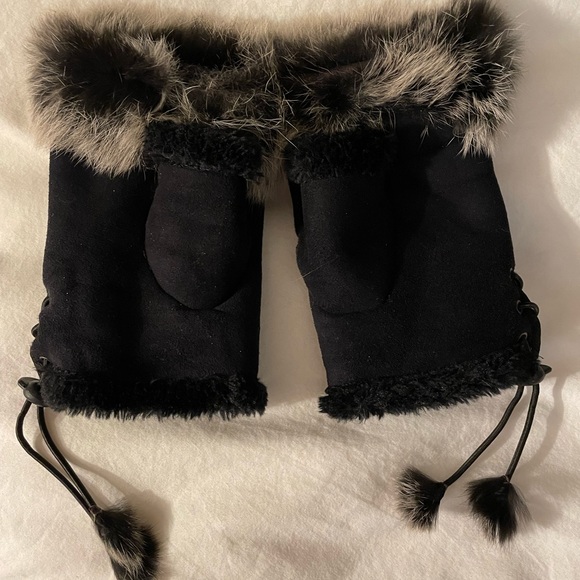 Adorable fur trimmed fingerless mitts - Picture 3 of 6